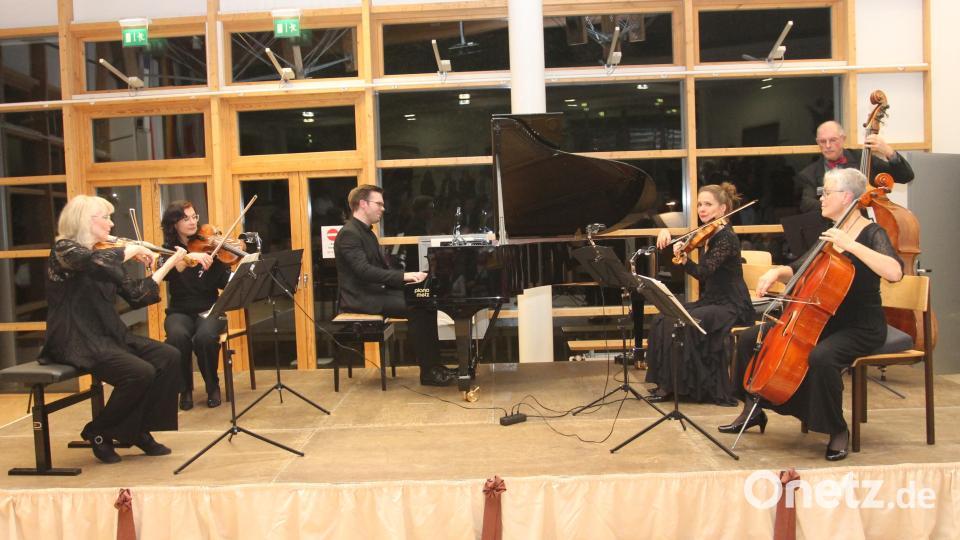Das Arte Ensemble mit Albert Sommer (hinten, rechts) erfüllt alle Erwartungen und begeistert auf der ganzen Linie. Bild: pi