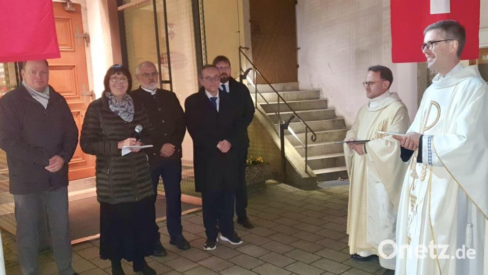 Vor dem Kirchenportal St. Georg heißen der Neustädter Kirchenpfleger Michael Kippes, Gesamtpfarrgemeinderatssprecherin Linda Schmauß, der Störnsteiner Kirchenpfleger Josef Schieder sowie von der Pfarrei Altenstadt Kirchenpfleger Konrad Adam und Pfarrgemeinderatssprecher Ernst Wawra Dekan Alexander Hösl und den neuen Pfarrer Thomas Kopp (von links) willkommen. Bild: mas