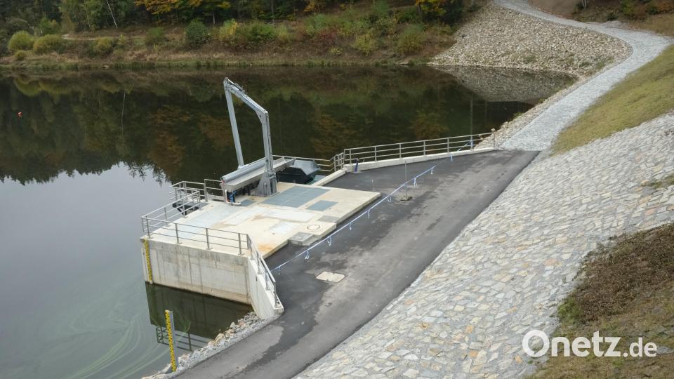 Blick auf den Entnahmeturm am Eixendorfer Stausee, der am Samstag eingeweiht wurde und im Frühjahr 2025 in Betrieb geht. Das zehn Millionen Euro teure Projekt soll zur Reduzierung der Blaualgenbildung beitragen. Bild: Hirsch