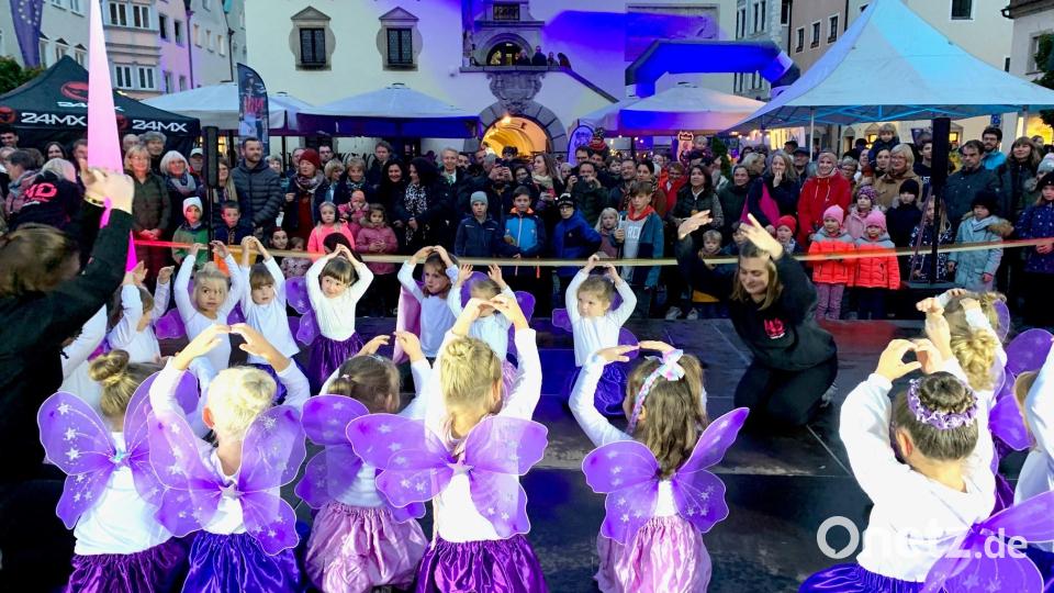 Wie in den Vorjahren gibt&#039;s zur Eröffnung vor dem Alten Rathaus auch 2024 ein buntes Tanzprogramm. Archivbild: Gabi Schönberger