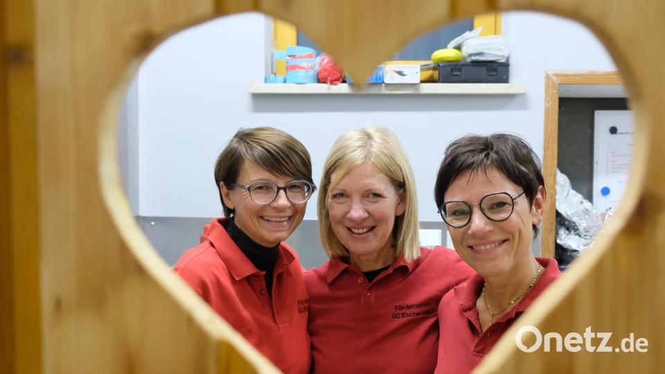 Viel Herz zeigt das Servicepersonal. Die zubereiteten Oktoberfest-Schmankerln finden an dem Abend reißenden Absatz. Bild: do