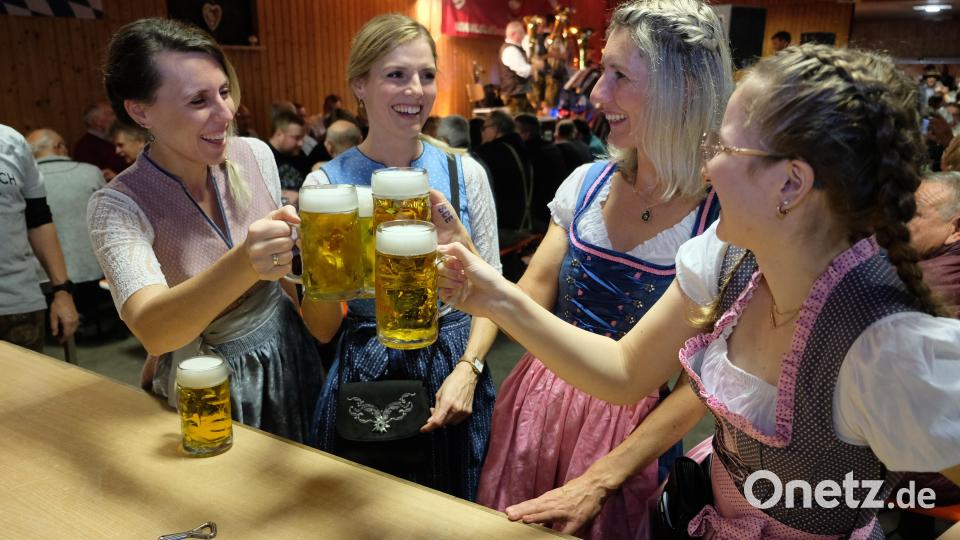 Der Festabend erweist sich als Magnet für Jung und Alt. Auch die hübsche Damenwelt genoss das Jubiläumsfest. Bild: do