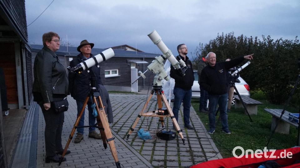 Siegi Rosskopf (rechts) erklärt den Gästen den Nachthimmel. Auch Bürgermeisterin Anita Forster (links) zeigt ihr Interesse. Bild: wel