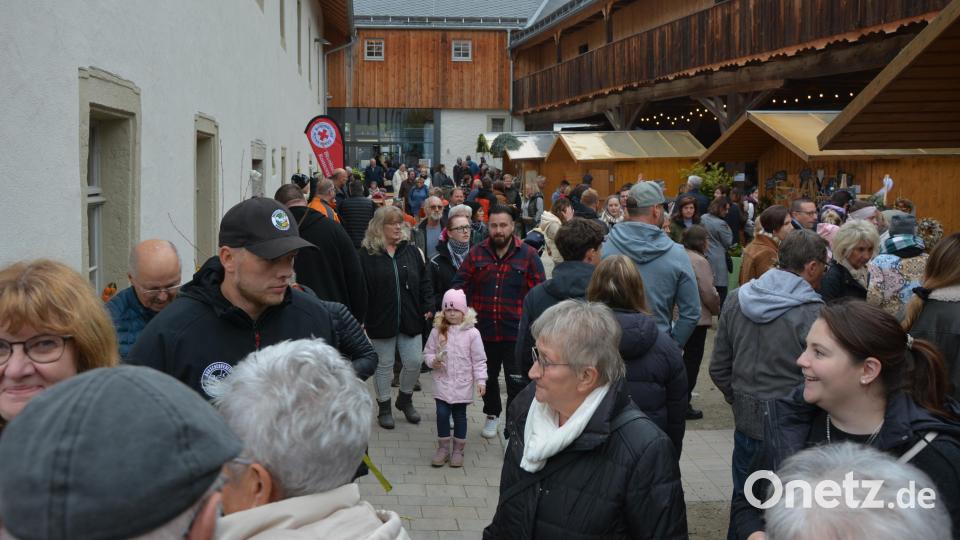Mehr als 5000 Besucher, so die Organisatoren, drängten sich am Sonntag beim zweiten Konnersreuther Herbstmarkt im Schafferhof. Bild: jr