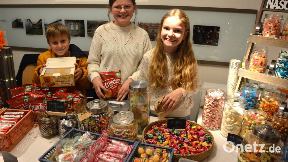 Mit dabei waren die Ministranten Lennox (von links) Theresa und Miriam. Sie verkauften Süßes. Bild: jr