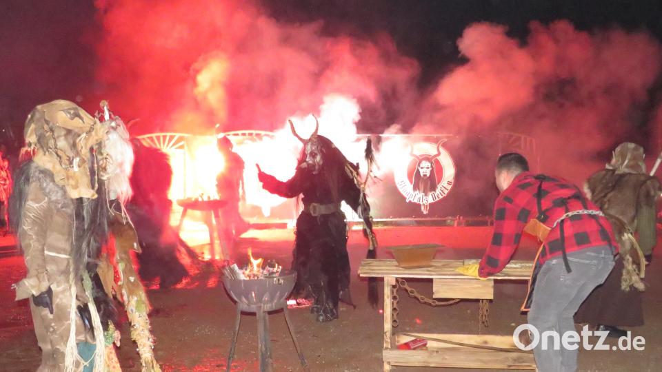Eine Show aus Brauchtum und Feuer erlebten die Besucher Bild: adj