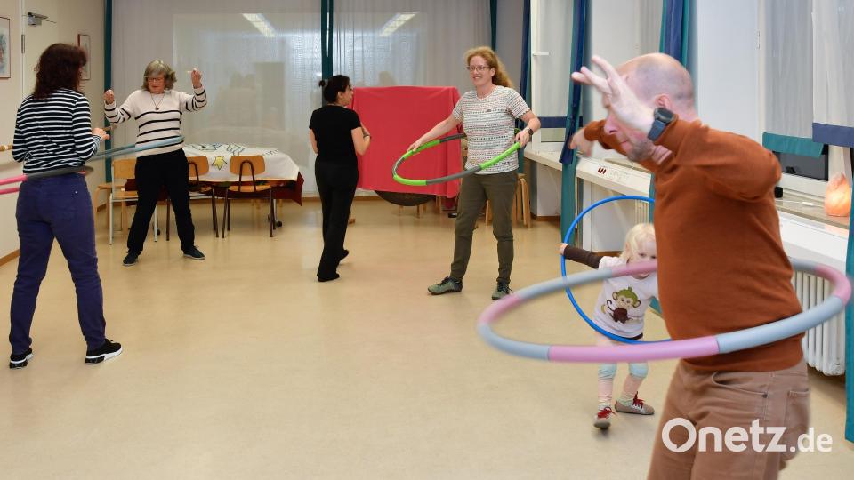 „LANGE NACHT DER VHS“ 75 Jahre vhs Landkreis Amberg-Sulzbach. Trendsport Hula Hoop Bild: Petra Hartl