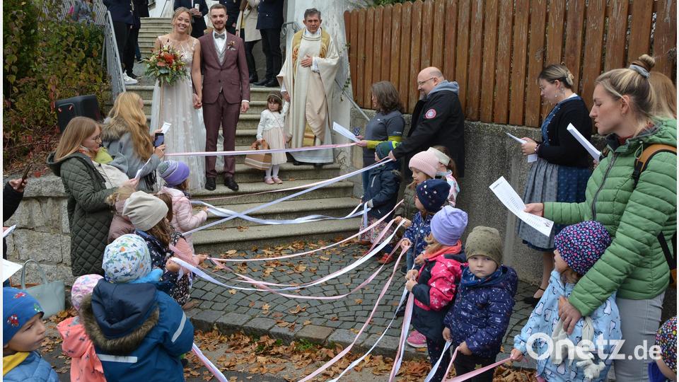Ein großes Ehrenspalier bereiteten die Feuerwehr Großensees und die über 40 Kinder des Kinderhauses „Purzelbaum“ den frisch Vermählten Verena Burger und Fabian Berr beim Auszug aus der Leonberger Pfarrkirche. Mit dabei Pfarrer Max Früchtl und Brautmädchen Maja. Bild: jr