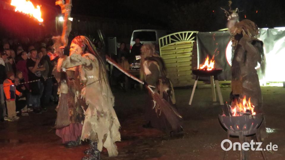 Eine Show aus Brauchtum und Feuer erlebten die Besucher Bild: adj