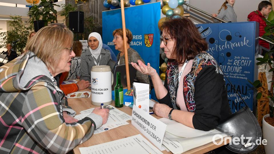 „LANGE NACHT DER VHS“ 75 Jahre vhs Landkreis Amberg-Sulzbach. Infostand Förderverein der vhs Bild: Petra Hartl