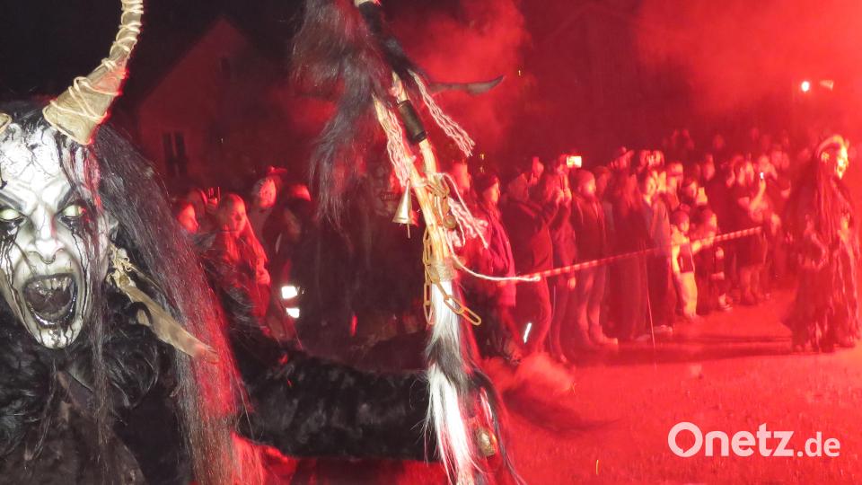 Eine Show aus Brauchtum und Feuer erlebten die Besucher Bild: adj