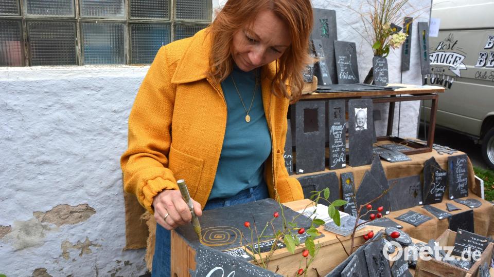 Christine Böhm bot ihre bemalten Schiefertafeln an. Bild: jr