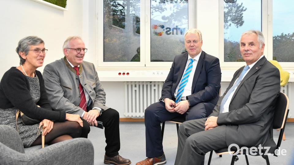 „LANGE NACHT DER VHS“ 75 Jahre vhs Landkreis Amberg-Sulzbach. Kamingespräch Landrat mit Bürgermeister Daniuel Morin aus Frankreich (rechts). Bild: Petra Hartl