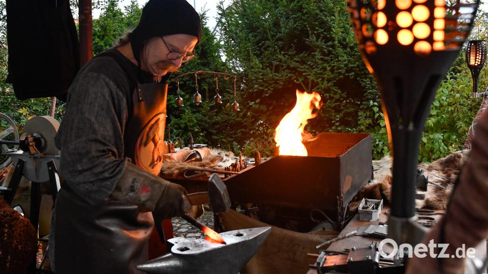 Die Schauschmiede begeistert besonders die Kinder mit seiner „Kraft des Feuers“. Bild: Petra Hartl
