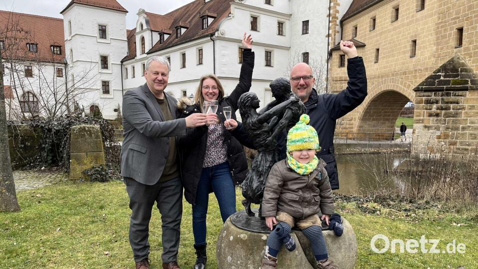 Ein Prosit beim Kirwa-Denkmal in Amberg: Landrat Richard Reisinger, Regina Wolfohr und Dieter Kohl (von links) stoßen auf die Nachricht aus München an. Vorne der künftige Kirwabursch Jakob Kohl. Bild: Christine Hollederer