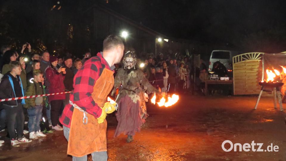 Eine Show aus Brauchtum und Feuer erlebten die Besucher Bild: adj