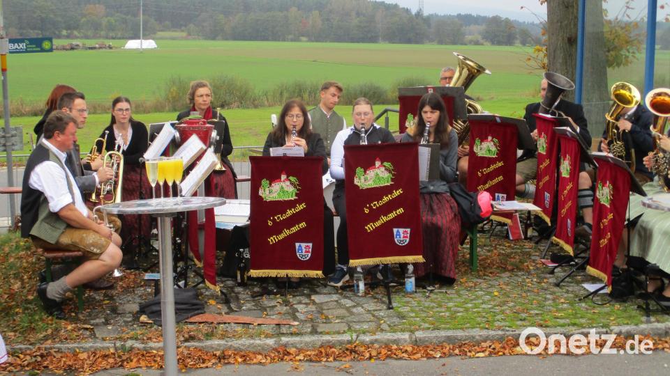 Beim Aufstellen des Kirwabaums geben &quot;D&#039;Naabtaler Musikanten&quot; musikalisch das Tempo vor. Bild: bnr