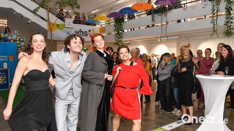 Bei der „Langen Nacht der VHS“ im ehemaligen Landratsamtsgebäude in Sulzbach-Rosenberg präsentieren Models Second-Hand-Fashion Bild: Petra Hartl