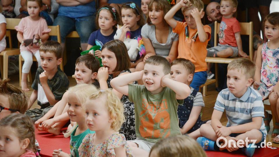 Wenn Hermanns Kasperltheater zu Aufführungen bittet, fiebern die Kinder mit. Ab 27. Oktober geht es wieder rund auf der Edeldorfer Bühne. Archivbild: Gabi Schönberger