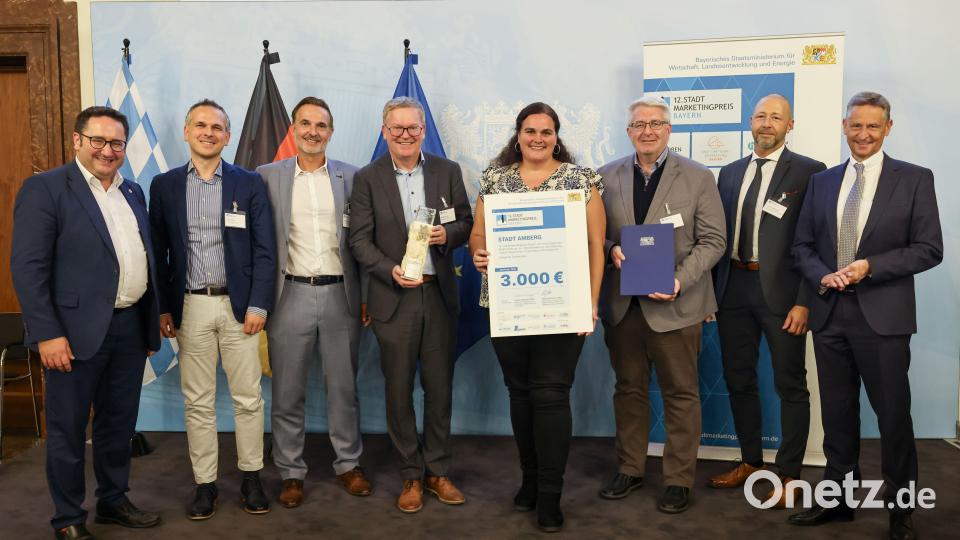 Die Amberger Delegation in München (von links): Staatssekretär Tobias Gotthardt, Simon Hauck (Pressesprecher der Stadt Amberg), Wolfgang Meier (Leiter Bürgermeisteramt), Oberbürgermeister Michael Cerny, Sibylle Sandner, Thomas Graml (beide Kommunikation und Marketing), Christian Spielvogel und Wolfgang Puff (Handelsverbands Bayern/HBE). Bild: Alexandra Beier/Wirtschaftsministerium