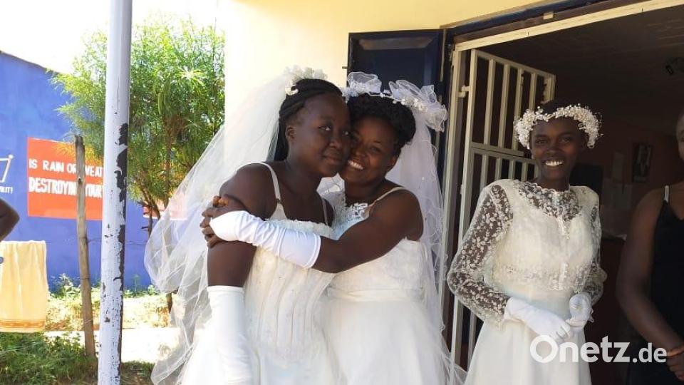 Überglücklich veranstalteten Frauen in Kenia eine spontane Brautmodenschau, als die ersten Kleider aus Kemnath eingetroffen waren. Diese werden in einer Schule für Schneiderinnen in Bungoma bei Bedarf abgeändert. Archivbild: KKNH/exb