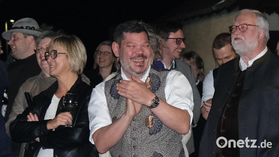 Wirt Hayssam Darouiche (Mitte) und Vorsitzender Hubertus von Breidbach (rechts) haben viel Spaß bei der Kirwa. Bild: Hirsch