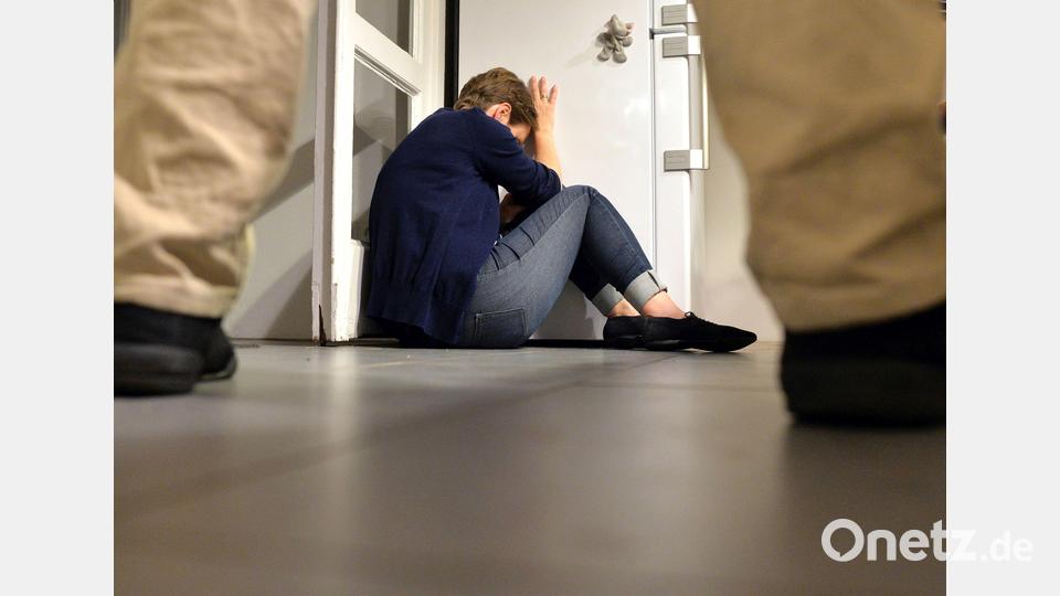 Die Gewalt gegen Frauen nimmt zu. Der &quot;Orange Day&quot; will auf die steigenden Opferzahlen aufmerksam machen. Symbolbild: dpa/Maurizio Gambarini