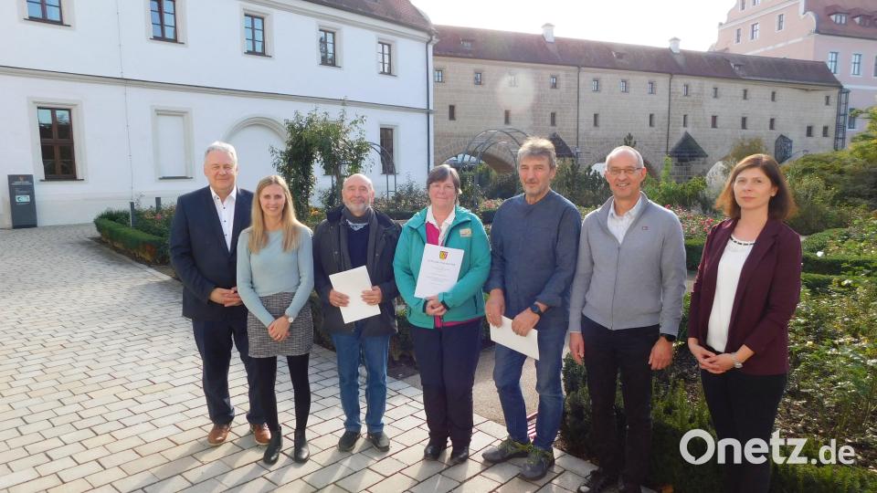 Die ausgeschiedenen Mitglieder des Naturschutzbeirats, von links Landrat Richard Reisinger, Abteilungsleitung Laura Böhm, Gerhard Horn, Isabel Lautenschlager, Christof Braunisch, Sachgebietsleitung Georg Dobmeier, Sachgebietsleitung Michaela Seitz. Bild: Johannes Engelhardt/exb