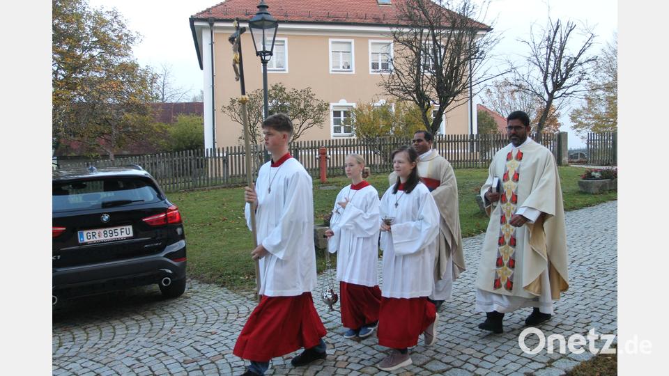 Pfarrvikar Dr. John Palathinkal (rechts) zieht mit Pfarrer John Subash Vincent und den Ministranten in die Pfarrkirche ein. Bild: pi