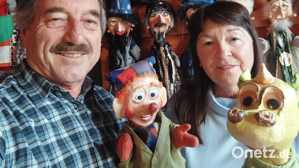 Puppenspieler Monika und Hermann Papacek mit der Hauptfigur Kasperl und dem ersten Star der Wintersaison; der kleine Drache Wendelin. Bild: Hermann Papacek/exb