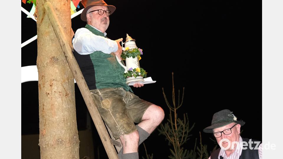 Eröffnungsredner Hubert Rathey und sein Adjutant Joachim Kröplin lassen alle hochleben, die sich um die Fronberger Kirwa verdient gemacht haben. Bild: Hirsch