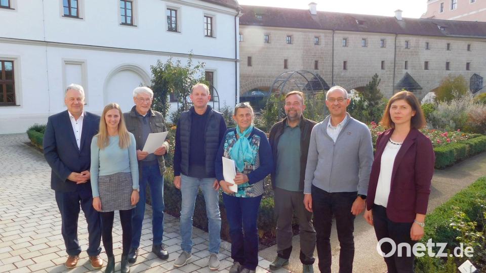 Naturschutzwächterwächter werden verabschiedet beziehungsweise installiert (von links): Landrat Richard Reisinger, Abteilungsleitung Laura Böhm, Karlheinz Bleicher (ausgeschieden), Bernd Pilhofer (neu), Elisabeth Pirker (ausgeschieden), Christian Beichl (neu), Sachgebietsleiter Georg Dobmeier, Sachgebietsleitung Michaela Seitz. Bild: Johannes Engelhardt/exb