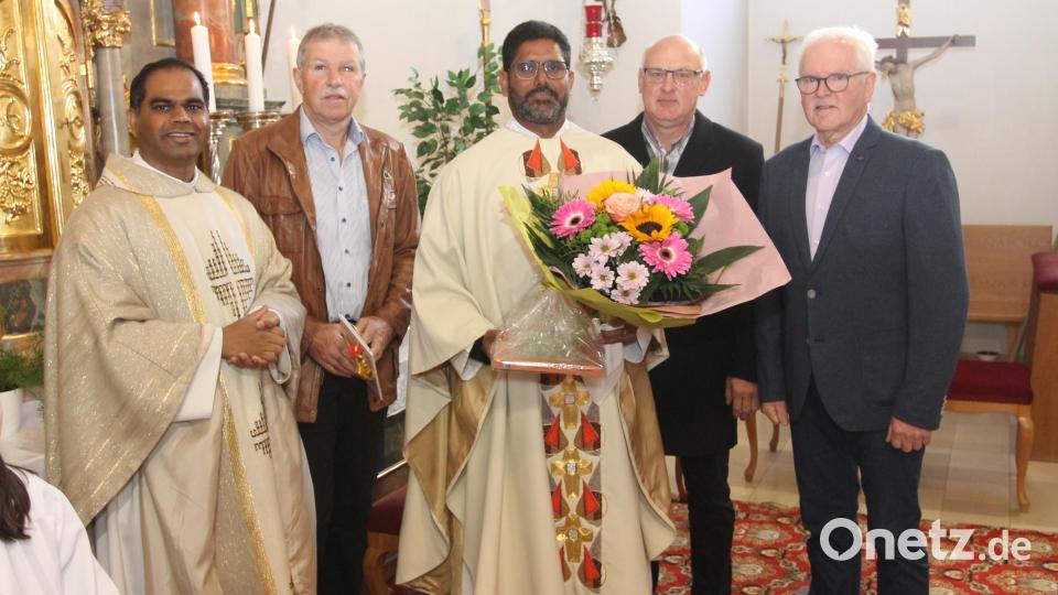 Mit Pfarrvikar Dr. John Palathinkal (Mitte) freuen sich Pfarrer John Subash Vincent, Robert Götz, Rudolf Völkl und Josef Meckl (von links). Bild: pi