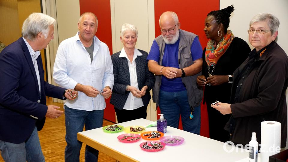 Geflochtene Armbänder aus Bungoma gab es zur Erinnerung an einen Vortrag: (von links) Elmar Högl vom Stadtmarketing Kemnath, Andreas Scheuch, Angelika und Theophil Steuer sowie Miriam Matemba. Bild: bkr