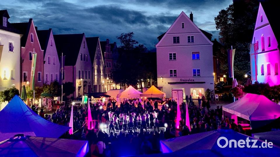 Auch 2024 soll Weiden für "Kunstgenuss bis Mitternacht" in bunten Lichtern erstrahlen. Bild: Gabi Schönberger