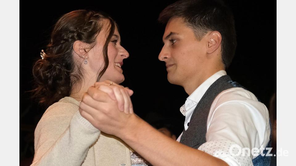 Tanz um den Fronberger Kirwa-Baum: Heuer waren es elf Paare. Bild: Hirsch