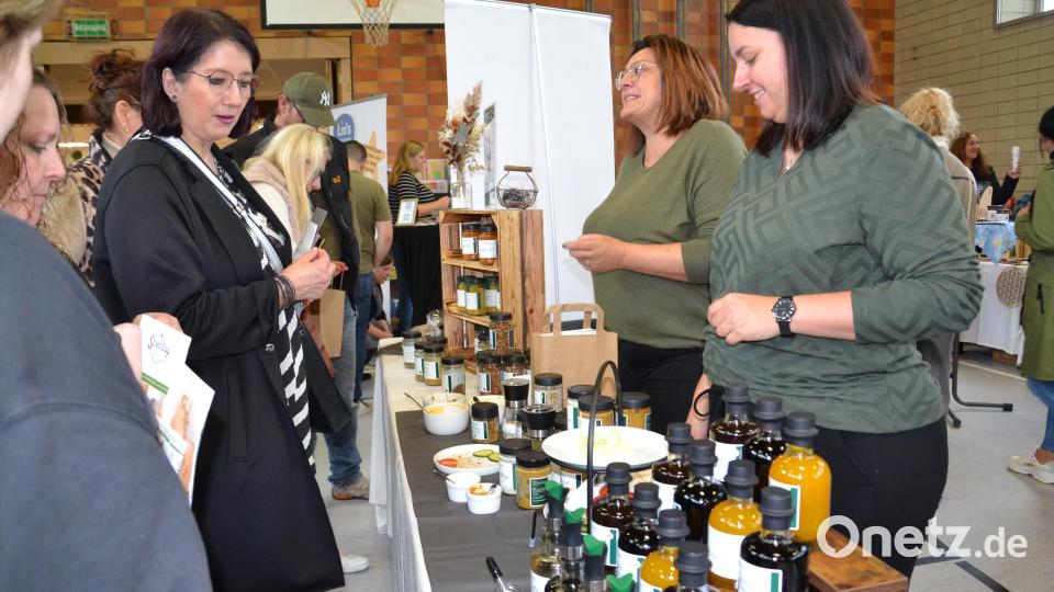 Die Verbrauchermesse „1. Vielfalt“ wurde an zwei Tage in der Turnhalle in Moosbach gut angenommen. Bild: gi