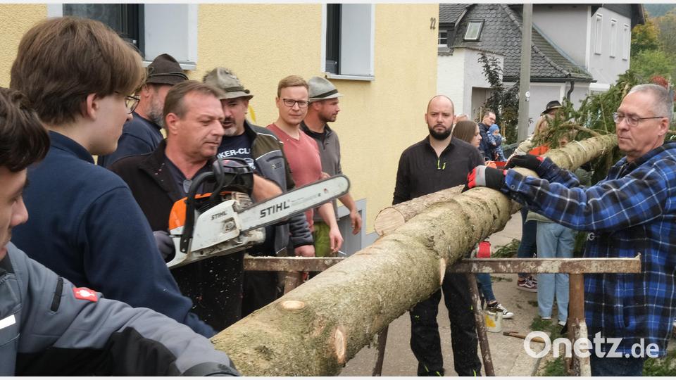 Letzte Handgriffe vor dem Baumaufstellen. Zahlreiche Helfer standen bereit, um den 30 Meter langen Stamm in die Senkrechte zu bringen. Bild: Hirsch