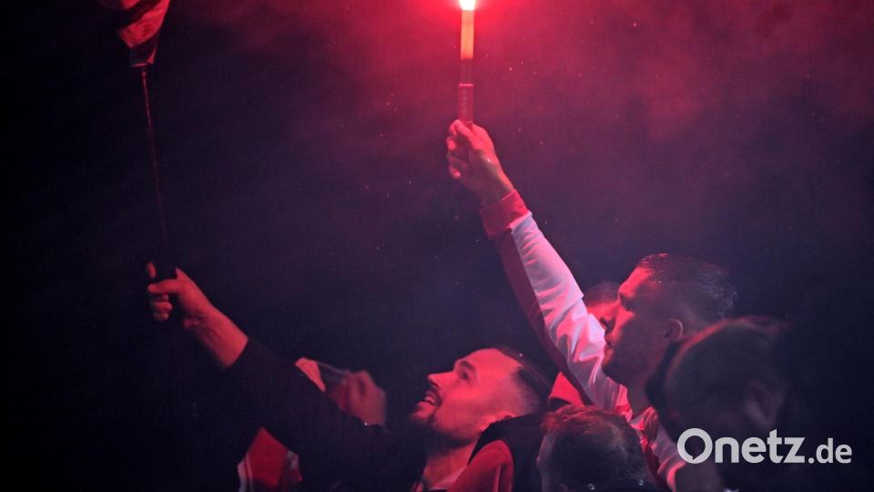 Lukas Podolski mit einer brennenden Pyro-Fackel in der Hand. Bild: Federico Gambarini/dpa