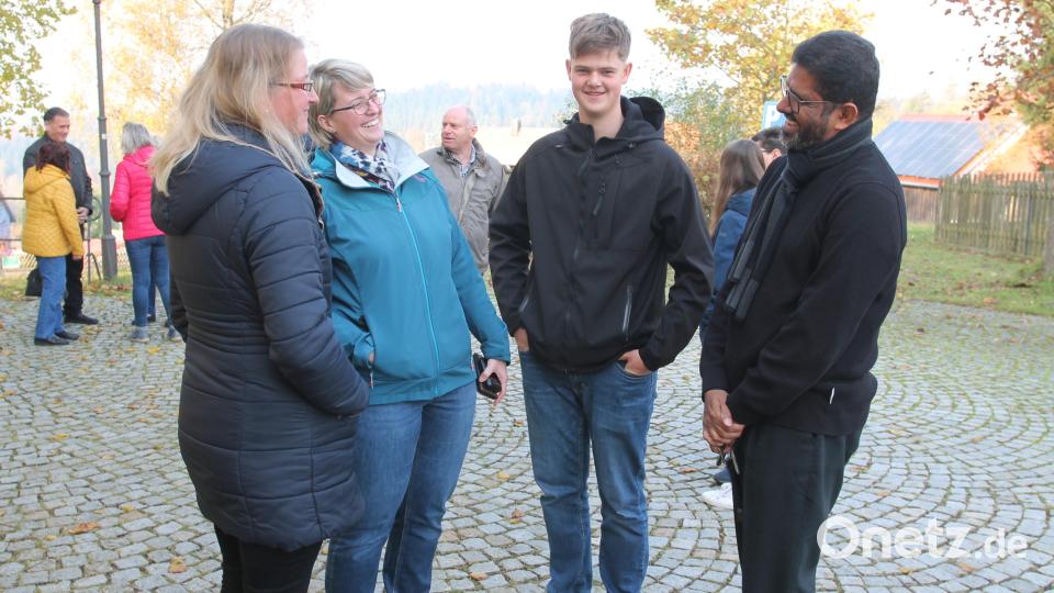 Pfarrvikar Dr. John Palathinkal (rechts) knüpft die ersten Kontakte mit den Gläubigen. Bild: pi