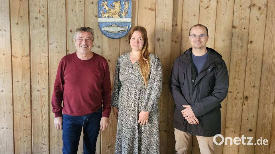 Über das Angebot der neuen Außensprechstunde freuen sich Eslarns Bürgermeister Reiner Gäbl, Flüchtlingsberaterin Stephanie Bach und der Geschäftsführer der Caritas Weiden-Neustadt, Daniel Bronold (von links). Bild: Anton Hochwart