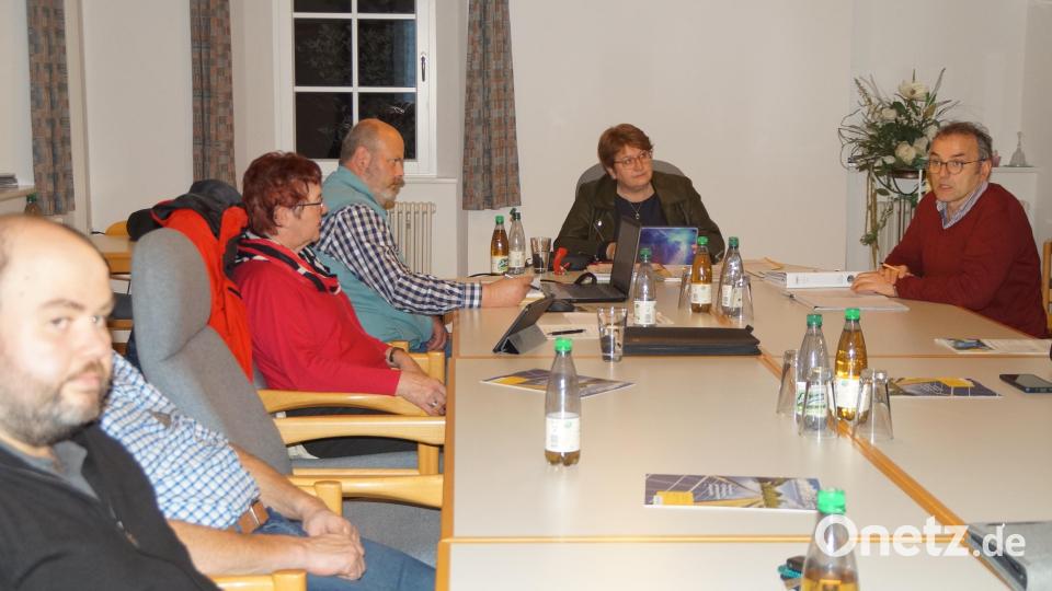 Landschaftsarchitekt Andeas Thammer (rechts) erläutert den Gemeinderäten die eingegangenen Stellungnahmen. Bild: wel
