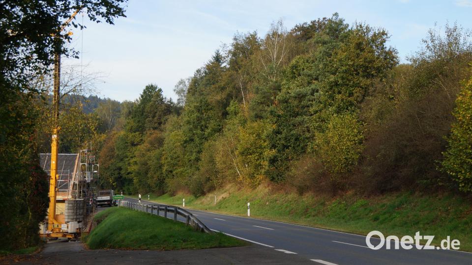 Das geplante Areal für die PV-Freiflächenanlage &quot;Kieselmühle&quot; liegt auf einer Anhöhe rechts der Staatsstraße von Dieterskirchen nach Neunburg, kurz vor Bach. Links sieht man die frühere alte Mühle, die &quot;Kieselmühle&quot;, die gegenwärtig saniert wird. Bild: wel