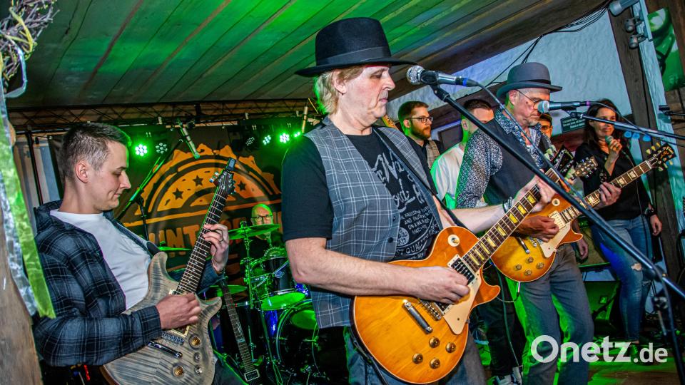 Zwei Rock-Bands aus Windischeschenbach rocken am 26. Oktober die Bühne des Weißen Rößl. Auf dem Bild: Mitglieder der Bands &quot;Vintage Pie&quot; und &quot;Backtracks&quot;. Bild: Thomas Käß