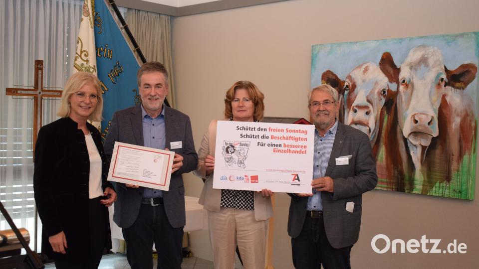 Gegen die Ausweitung der Sonntagsarbeit übergibt Richard Wittmann (Zweiter von links), Leiter der Betriebsseelsorge im Bistum Regensburg, eine Protestnote an die bayerische Sozialministerin Ulrike Scharf (links). Bild: bnr