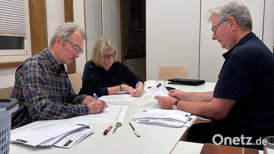 All die Stimmen zur Kirchenvorstandswahl mussten ausgezählt werden. So machte sich etwa der gemeinsame Vertrauensausschuss der Gemeinden Schwarzenfeld, Nabburg und Pfreimd am Sonntag im Bonhoefferhaus in Nabburg an die Arbeit. Bild: Heidi Gentzwein/exb