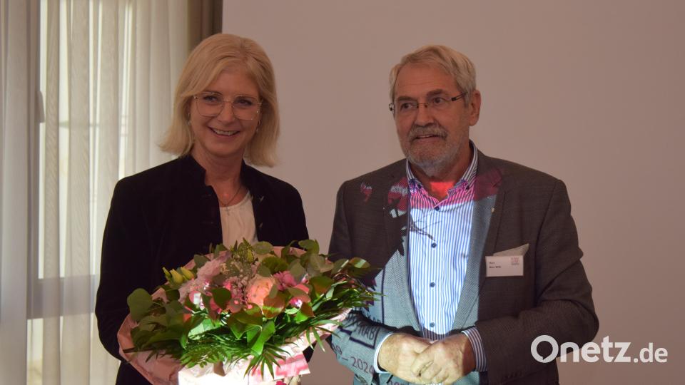Für den Festvortrag der Sozialministerin Ulrike Scharf bedankt sich der Teamsprecher (Diözesanleitung) Willi Dürr mit einem Blumenstrauß. Bild: bnr
