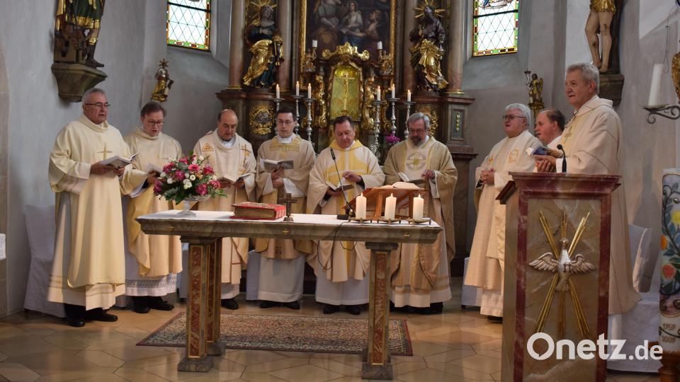 Den Festgottesdienst zum 175-jährigen Jubiläum der Katholischen Arbeiter-Bewegung in der St. Anna Kirche in Wernberg feiert Generalvikar Dr. Roland Bast (Mitte) in Konzelebration mit acht weiteren Geistlichen. Bild: bnr