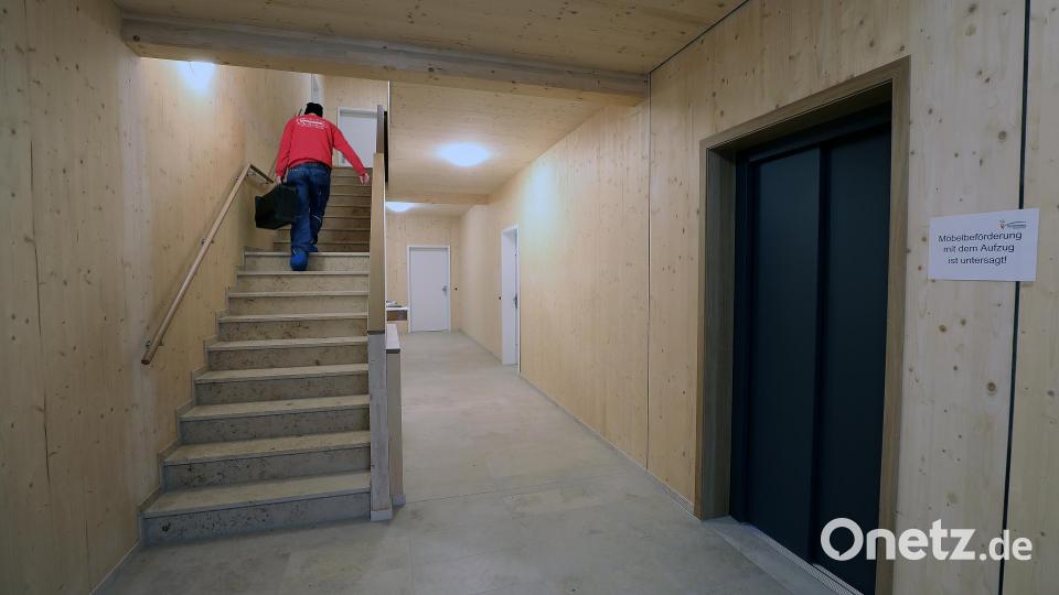 Die Gebäude sind in Holzbauweise errichtet. Holz ist auch im Innenausbau, hier im Treppenhaus, das vorherrschende Material. Bild: Wolfgang Steinbacher