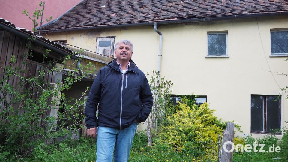 Gerhard Igl hat das Potenzial des Altbaus in der Brauhausgasse erkannt – auch wenn das Gebäude (im Hintergrund) vor drei Jahren eher einer Ruine glich Archivbild: bl